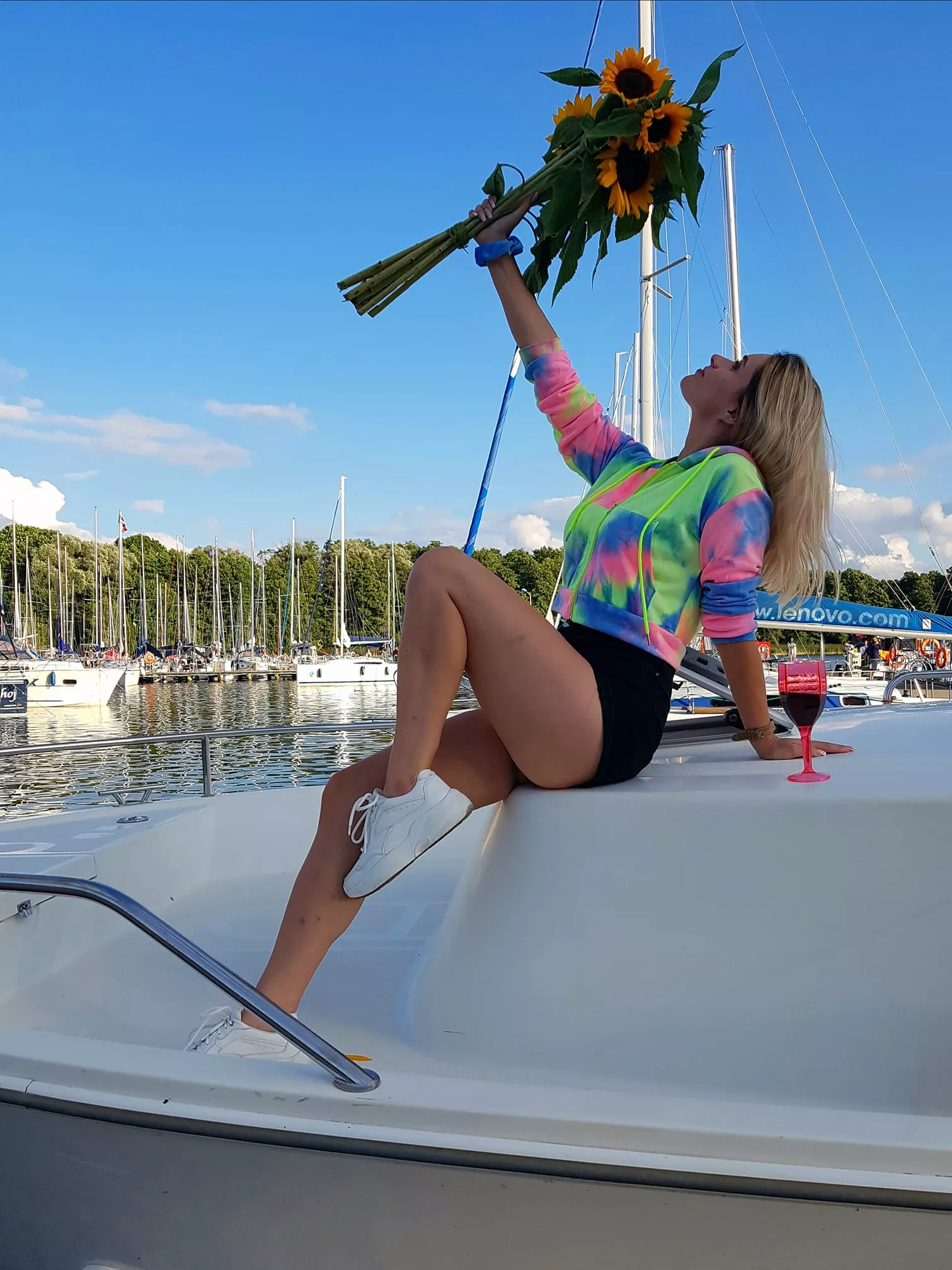 Piękna wokalistka disco polo odważnie odsłoniła dekolt! W sieci zawrzało! 
